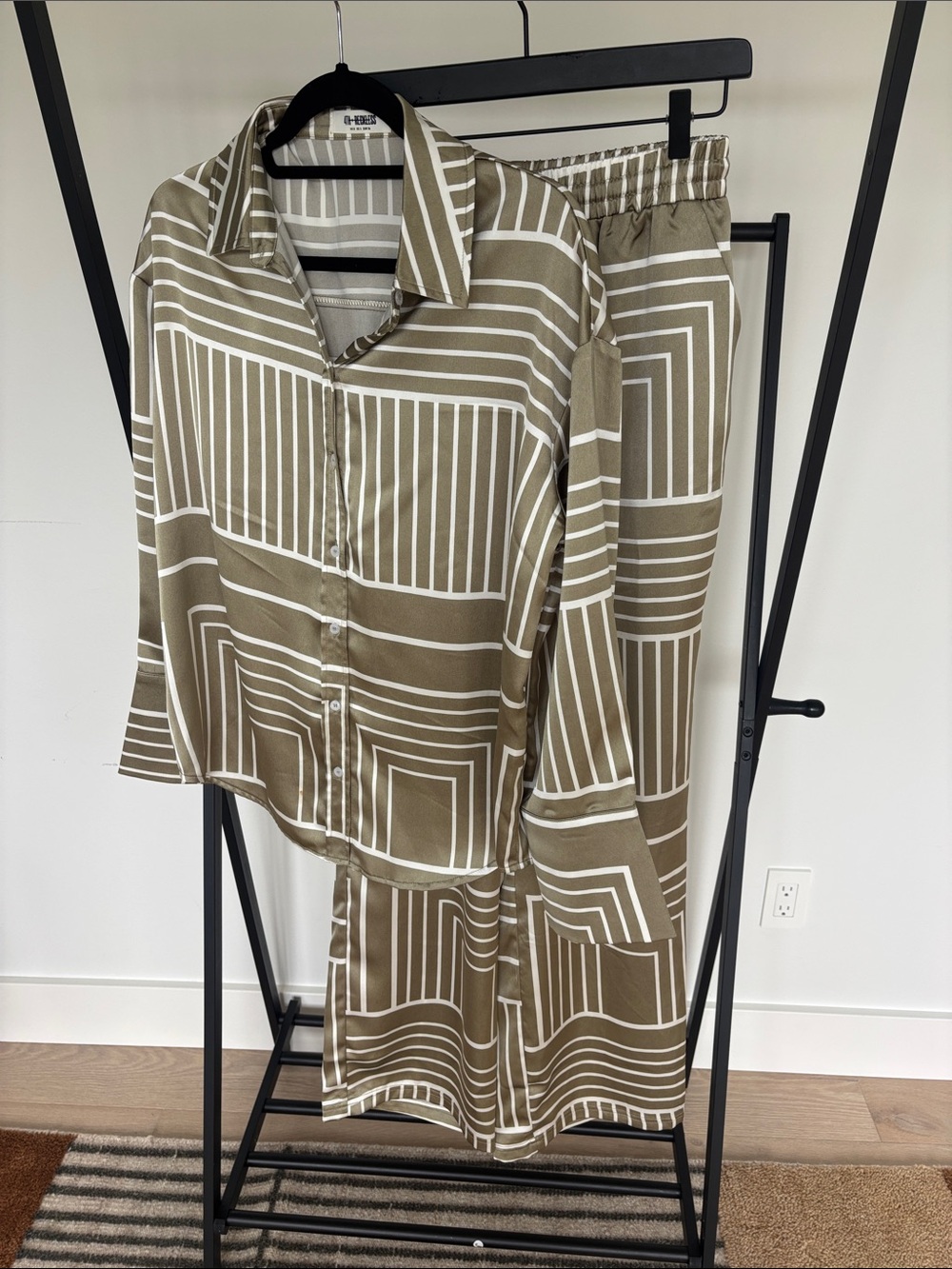 4th + Reckless Striped Button-Front Blouse in Taupe & White